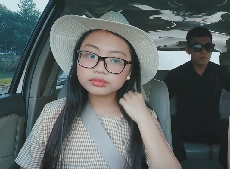 Phương Mỹ Chi gây tranh cãi khi trang điểm tới trường và hát nhạc tình - 1