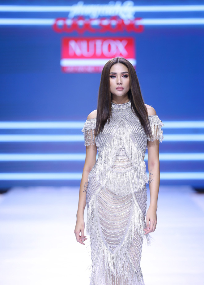 Võ Hoàng Yến và Minh Tú catwalk trên đá rêu