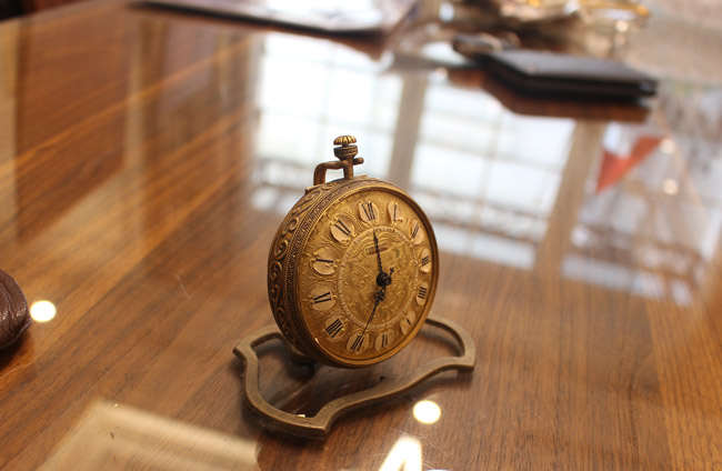 Chiếc đồng hồ để bàn được làm bằng vàng. Đây là một trong những chiếc đồng hồ quý, hiếm trong bộ sưu tập của ông.