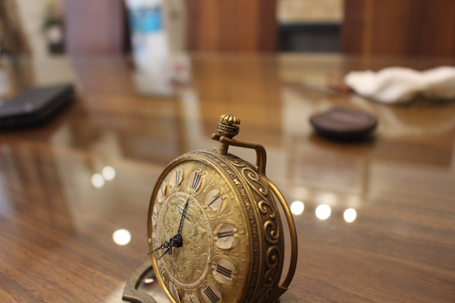 “Cỗ máy thời gian” này được treo vào một chiếc giá và để trên bàn làm việc.