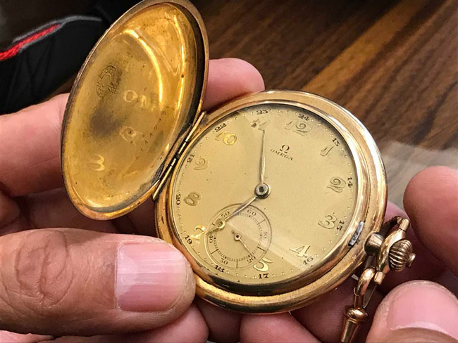 Một chiếc đồng hồ khác trong bộ sưu tập của ông cũng được làm từ chất liệu vàng ròng và chế tác thủ công.