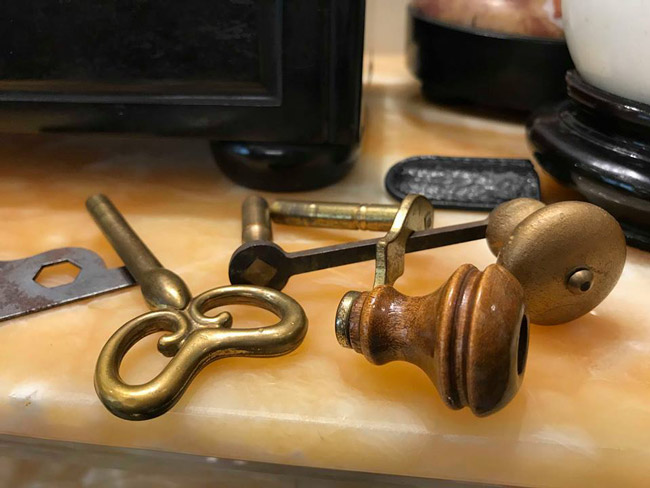 Đây là những chiếc chìa để lên dây cót. Chúng cũng được làm từ vàng.