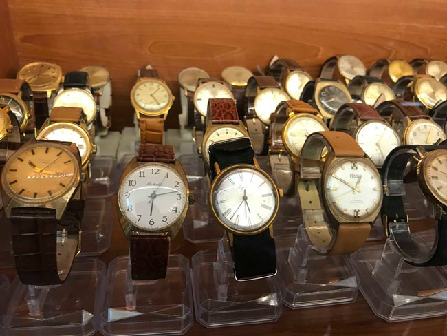Bên cạnh đó, những chiếc đồng hồ đeo tay cũng được sản xuất bằng phương pháp thủ công cũng được ông sưu tầm về đây.