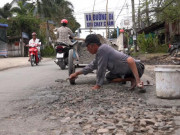 Ông lão tật nguyền bán vé số dành tiền vá đường