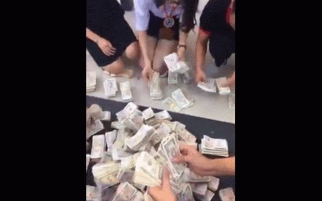 Hà Nội: Mang cả núi tiền lẻ đi mua iPhone Xs Max trị giá 30 triệu đồng - 1