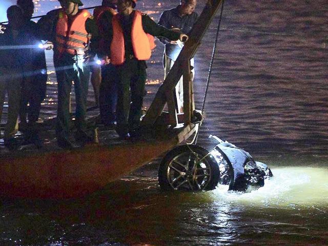 NÓNG: Đã tìm thấy ô tô Mercedes húc bay lan can cầu Chương Dương, lao xuống sông Hồng