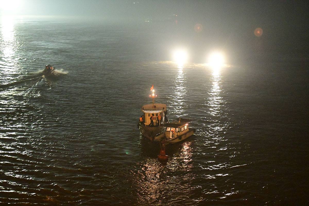 Cận cảnh trục vớt ô tô Mercedes húc bay lan can cầu Chương Dương, lao xuống sông Hồng - 1