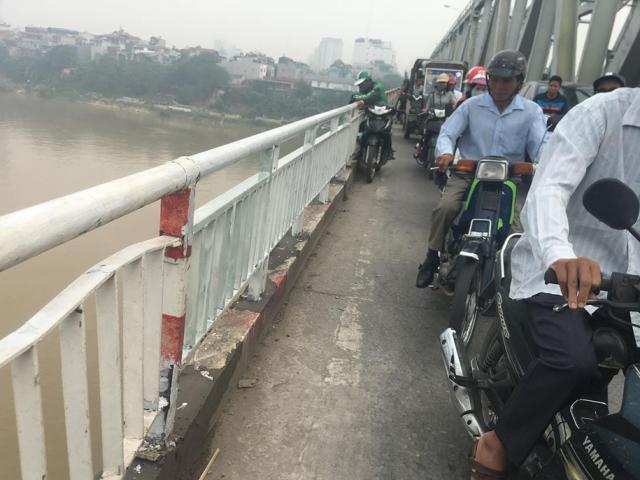 Chuong Duong Bridge: deadly danger chasing mixed tracks