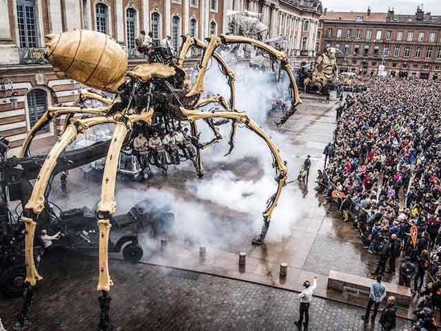 ”Quái vật” nhện máy khổng lồ xuất hiện trên đường phố Pháp