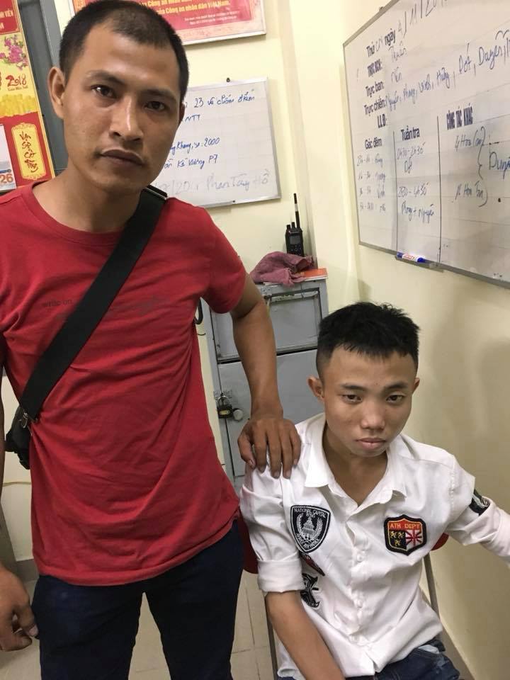 Thanh niên áo đỏ tay không hạ 2 tên cướp giữa phố Sài Gòn - 1