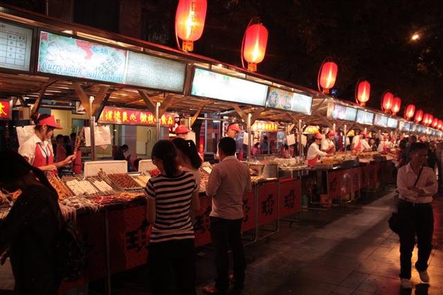 Hãi hùng đặc sản chợ đêm Bắc Kinh toàn những món ăn kinh dị - 1