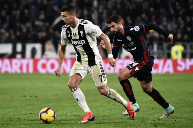 Ronaldo được bồ xinh khen “Người ngoài hành tinh”: Fan Messi phá đám - 1