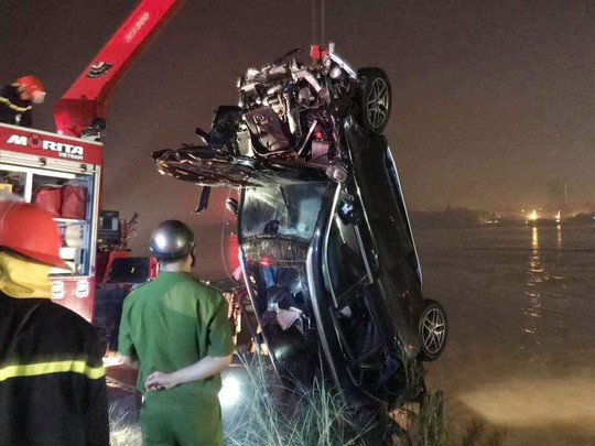 Vụ xe Mercedes rơi xuống sông: Xác minh CMND người đàn ông tìm thấy trên xe - 1