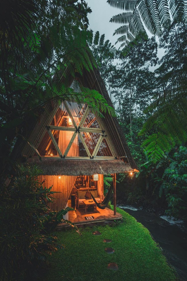 Ngôi nhà được làm bằng tre gần một dòng sông ở Bali, Indonesia.