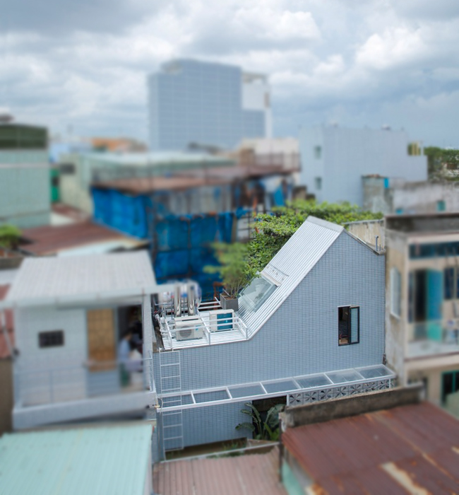 Căn nhà này nằm trải dài trên mảnh đất có diện tích rất nhỏ, một chiều 2,5m và một chiều 6,5m trong con hẻm nhỏ hẹp ở trung tâm thành phố Hồ Chí Minh.