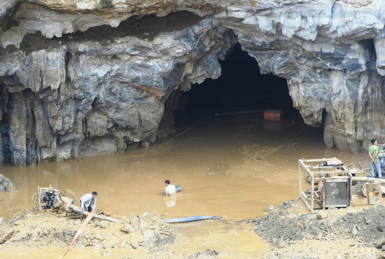 2 phu vàng mắc kẹt trong hang: Chủ mỏ lén lút khai thác vào ban đêm - 1