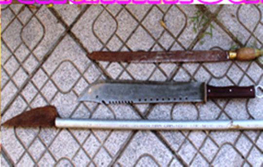 8 thanh, thiếu niên mang dao kiếm “truy sát” 2 người nhập viện - 1