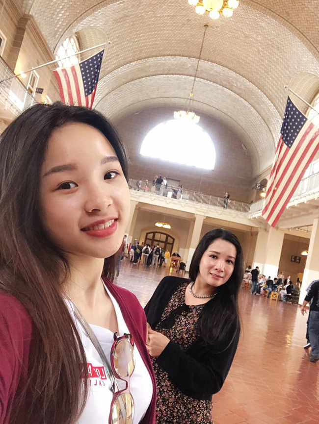 Cô con gái lớn của nghệ sĩ Thanh Thanh Hiền là Tú Linh, hiện là du học sinh bên Mỹ. Tú Linh năm nay 19 tuổi, rất xinh xắn và tự lập. Cùng với em gái Thái Phương, Tú Linh là con riêng của Thanh Thanh Hiền với người chồng trước.
