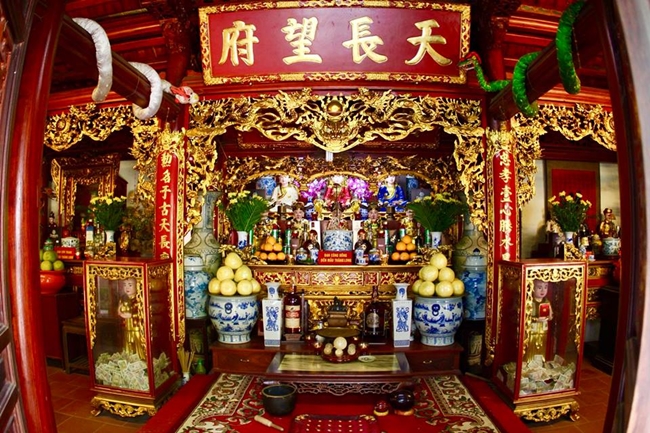 Khu thờ sơn son thếp vàng - nơi chính điện của Thiên Trường Vọng Phủ được bài trí gọn gàng, trang nghiêm.