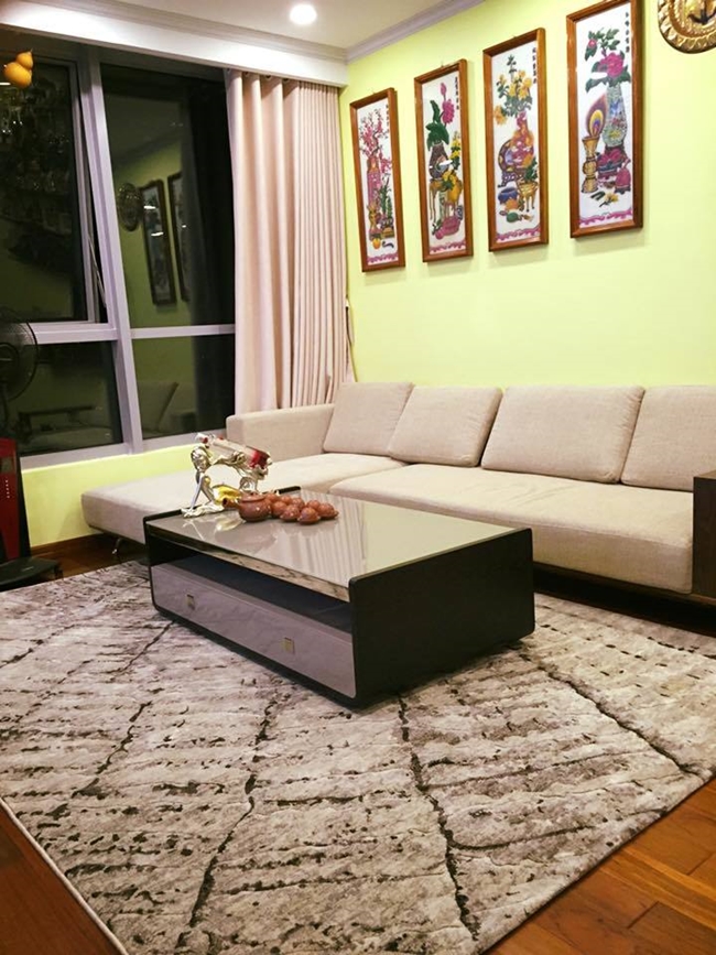 Phòng khách được thiết kế sang trọng với nội thất hiện đại, màu sắc tinh tế hài hòa.
