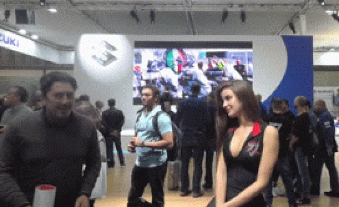 Video: Những khoảnh khắc chân dài quá nóng tại EICMA 2018 - 1