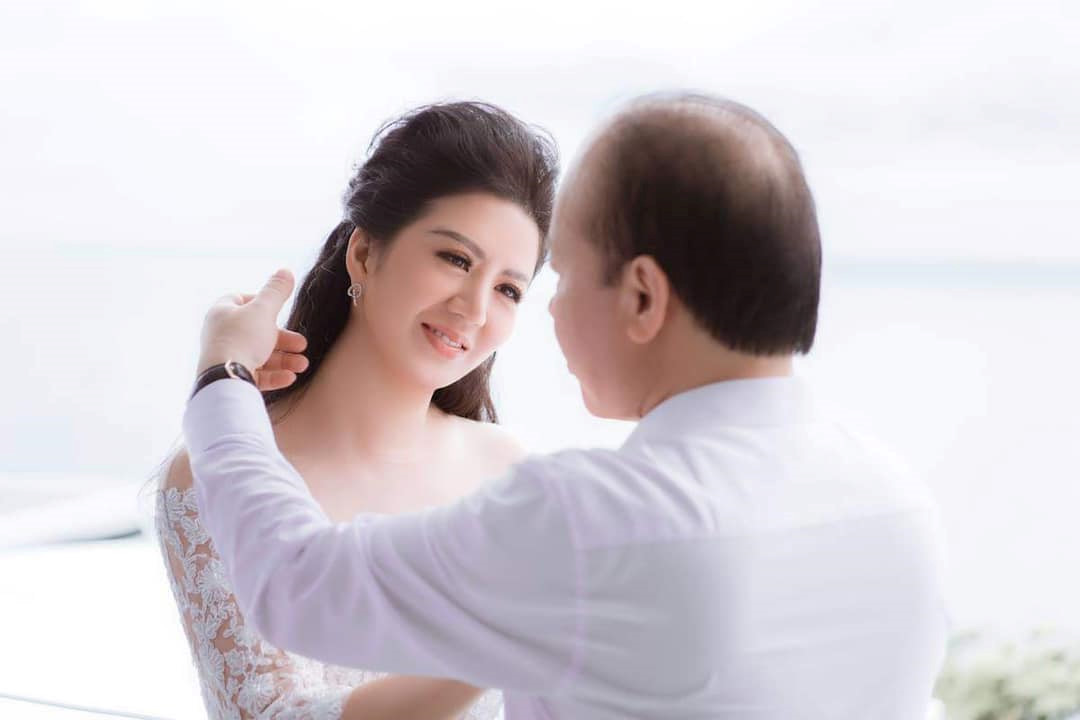A beautiful married singer to the former Finance Minister in Vinh - 1