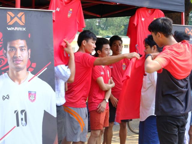 Vietnamese fans' reservoirs to burn screens in Myanmar, a pleasant tutor Hang Park