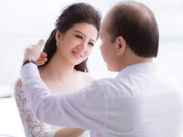 ”Nữ hoàng phòng trà Hà Nội” làm đám cưới với ông xã hơn 17 tuổi