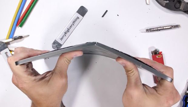 Xót xa nhìn iPad Pro bị bẻ cong không thương tiếc - 1