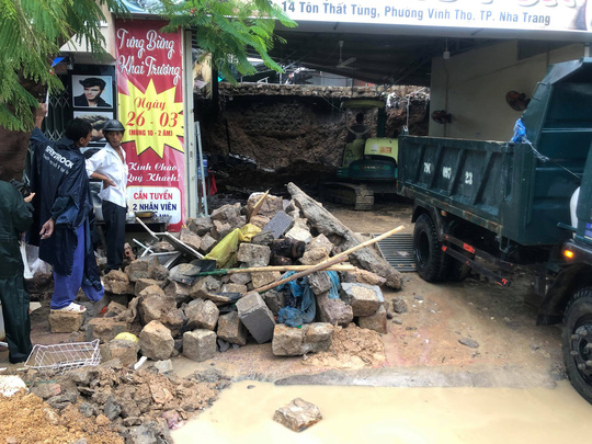 Nha Trang tang thương vì mưa lũ: 13 người chết, 1 mất tích - 1