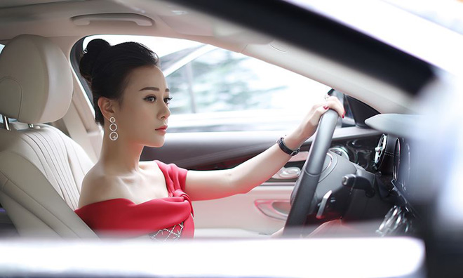 Phương Oanh "Quỳnh búp bê" tự lái xế hộp 3 tỷ đi chấm thi sắc đẹp - 1