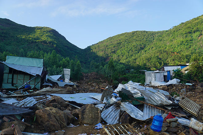Nước lũ như “sóng thần” ở Nha Trang: Thoát chết nhờ lỗ thủng mái tôn - 1