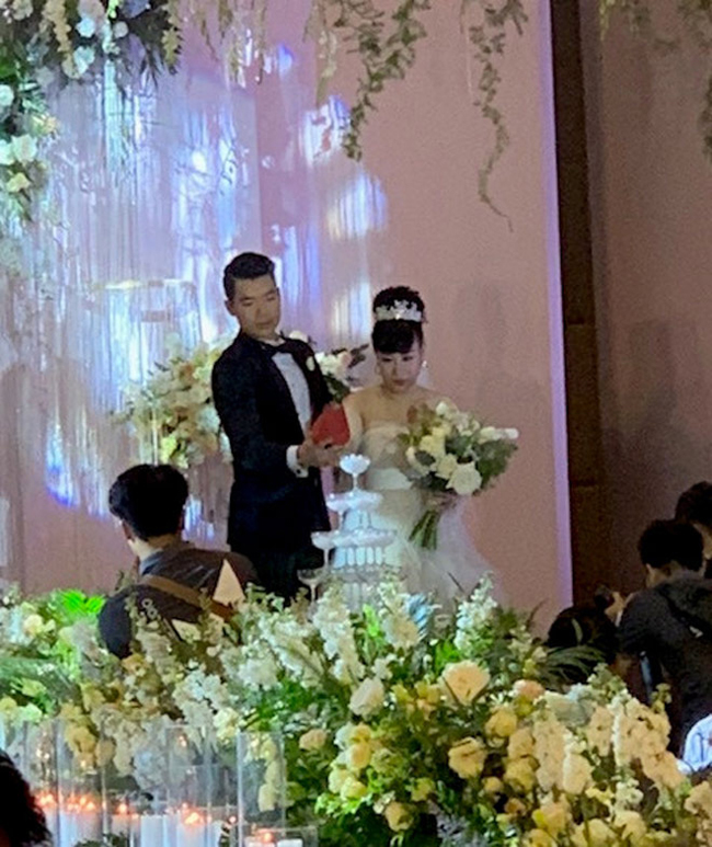 Tối 18.11, lễ cưới sang trọng của Trương Nam Thành và vợ doanh nhân đã diễn ra tại Hà Nội. Nam diễn viên Cung đường tội lỗi giấu kín thông tin về ngày trọng đại với truyền thông, báo chí