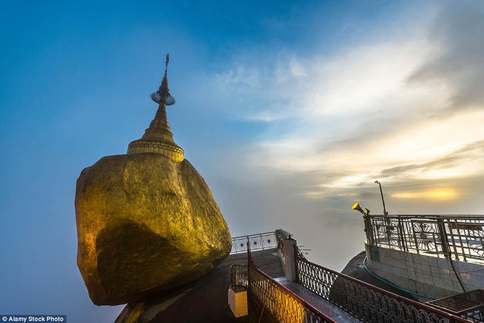 Hòn đá thiêng bằng vàng ở Myanmar và bí mật ẩn chứa bên trong 1542710823-759-hon-da-thieng-bang-vang-o-myanmar-va-bi-mat-an-chua-ben-trong-12-1542705797-width700height467