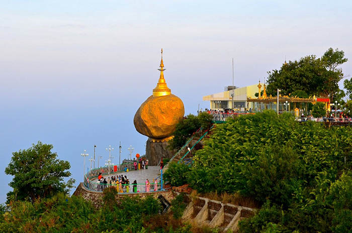 Hòn đá thiêng bằng vàng ở Myanmar và bí mật ẩn chứa bên trong 1542710824-122-hon-da-thieng-bang-vang-o-myanmar-va-bi-mat-an-chua-ben-trong-4-1542706005-width700height464