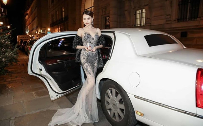 Thỉnh thoảng, Nữ hoàng Sắc đẹp toàn cầu cũng tự lái chiếc ô tô tiền tỷ mà cô tự sắm đi làm việc hay tham gia các sự kiện. Đây là thành quả lao động miệt mài của cô, từ làm người mẫu, diễn viên cho tới MC.