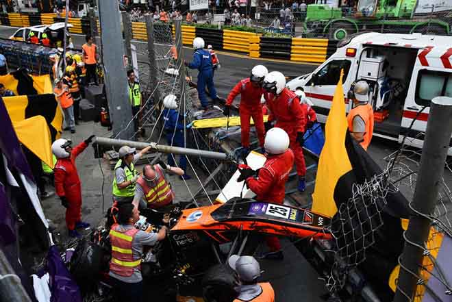 Mỹ nhân làm xôn xao đua xe thế giới: Tai nạn kinh hoàng và tấn công F1 - 1