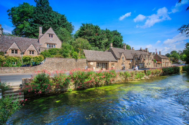 Bibury, Anh: Ngôi làng được xây dựng bằng vật liệu đá truyền thống dọc hai bờ sông River Coln ở vùng Gloucestershire. Nơi đây nổi tiếng với kiến trúc và phong cảnh đẹp.