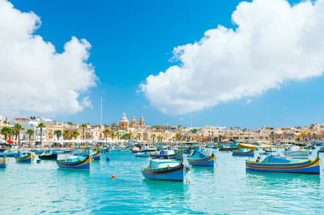 Marsaxlokk, Malta: Làng chài này có những nhà hàng hải sản ngon bậc nhất ở Malta. Du khách có thể ngắm phong cảnh trên bến cảng với nhiều chiếc thuyền rực rỡ sắc màu.