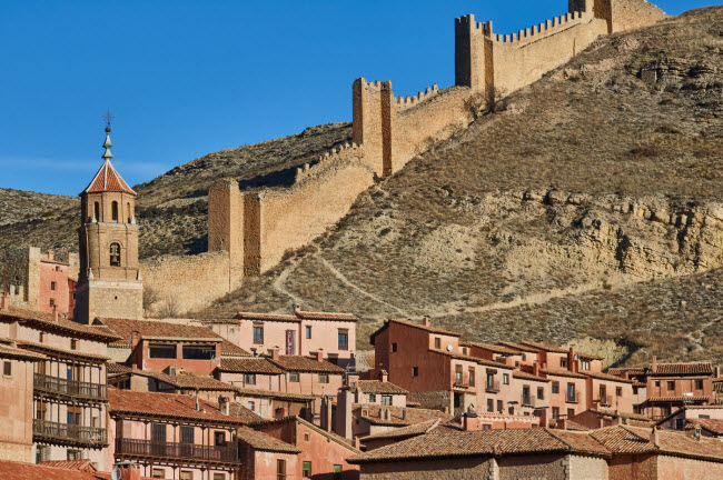 Albarracín, Tây Ban Nha: Thị trấn thanh bình nằm trên sông Guadalaviar. Nơi đây nổi tiếng với các công trình kiến trúc từ thời Trung Cổ và lịch sử lâu đời.