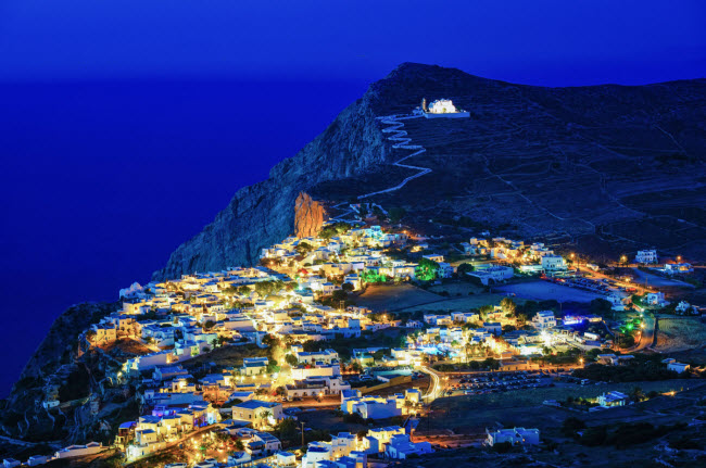 Chora, Hi Lạp: Thị trấn với những ngôi nhà tường trắng được xây dựng trên vách đá cao 200 m ở đảo Folegandros.
