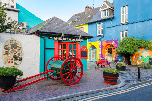 Kinsale, Ireland: Thị trấn ven biển gây ấn tượng với phong cách trang trí nhiều màu sắc trên đường phố.