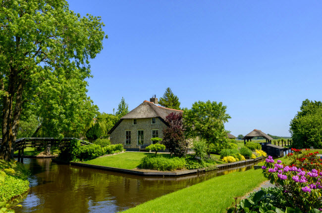 Giethoorn, Hà Lan: Ngôi làng thanh bình ở Hà Lan gây ấn tượng với hệ thống kênh dày đặc. Du khách có thể đi bộ hoặc, thuyền để khám phá cảnh đẹp ở nơi đây.