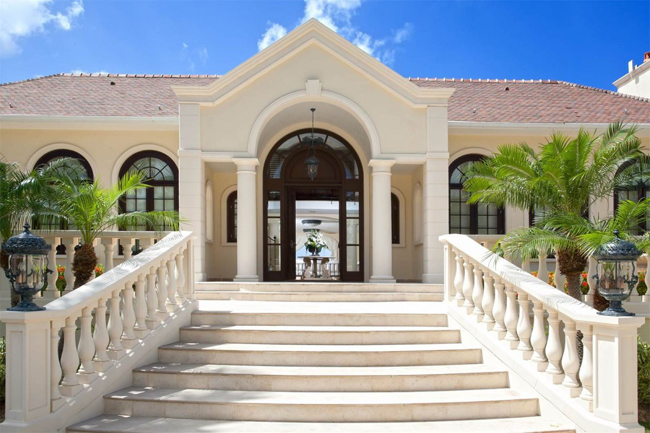 Năm 2013, ông Donald Trump mua căn biệt thự có tên Le Château des Palmiers để bổ sung vào bộ sưu tập bất động sản siêu sang của mình.