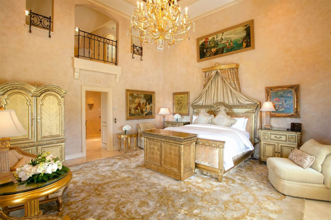 Phòng ngủ chính như của hoàng gia.