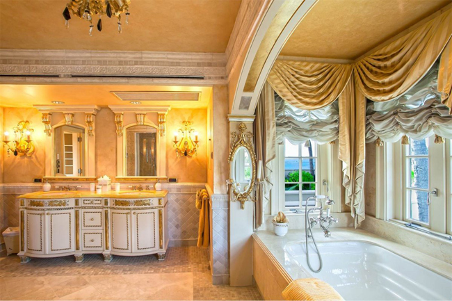 Phòng tắm cũng rộng và dát vàng xa xỉ.