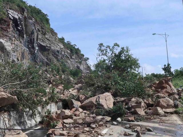 Đại lộ đi sân bay quốc tế Cam Ranh tê liệt vì đất đá
