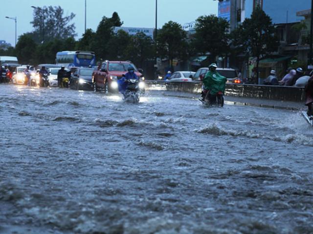 Bâo số 9 lướt qua, Sài Gòn mưa "tối tăm mặt mũi", cả thành phố như thành sông