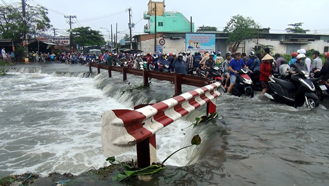 Thanh niên ở Sài Gòn bị nước cuốn mất tích sau trận mưa khủng khiếp - 1