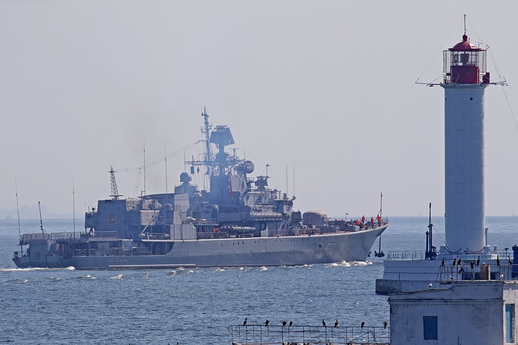 Đằng sau vụ 3 tàu chiến Ukraine bị chiến hạm Nga nã đạn, bắt sống - 1